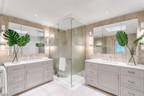 House in Miami, Florida 5 bedrooms, 379.13 sq.m. № 1951580 - photo 20