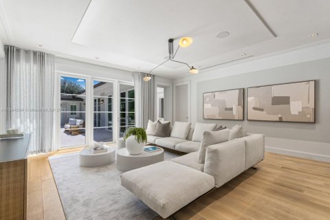House in Miami, Florida 5 bedrooms, 379.13 sq.m. № 1951580 - photo 16