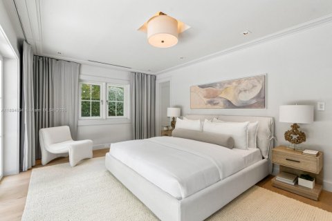 House in Miami, Florida 5 bedrooms, 379.13 sq.m. № 1951580 - photo 23