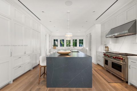 House in Miami, Florida 5 bedrooms, 379.13 sq.m. № 1951580 - photo 11