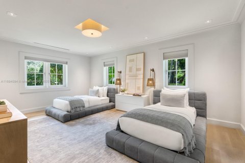 House in Miami, Florida 5 bedrooms, 379.13 sq.m. № 1951580 - photo 25