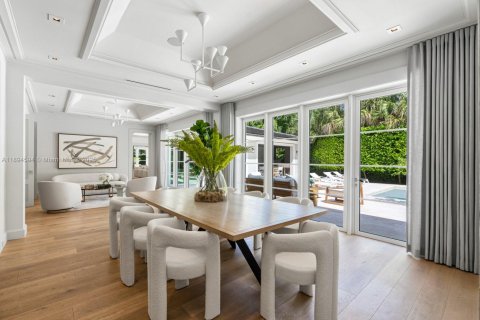 House in Miami, Florida 5 bedrooms, 379.13 sq.m. № 1951580 - photo 9