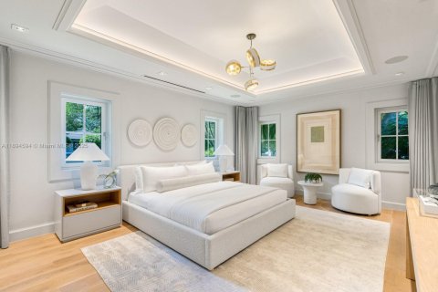 House in Miami, Florida 5 bedrooms, 379.13 sq.m. № 1951580 - photo 17