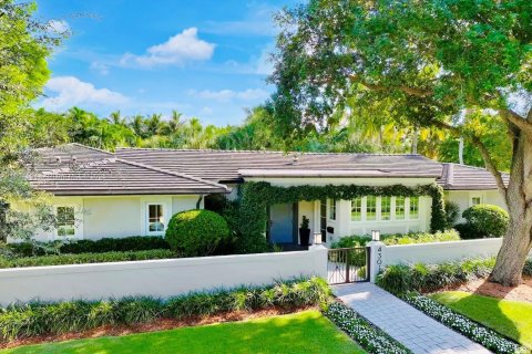 House in Miami, Florida 5 bedrooms, 379.13 sq.m. № 1951580 - photo 1