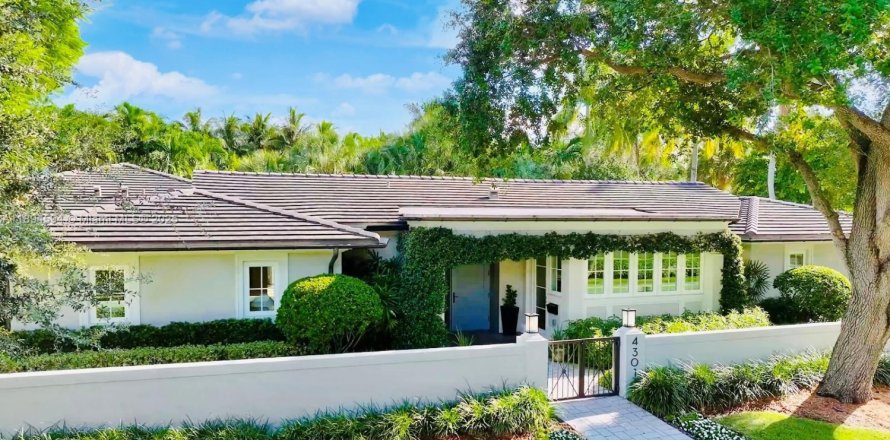 House in Miami, Florida 5 bedrooms, 379.13 sq.m. № 1951580