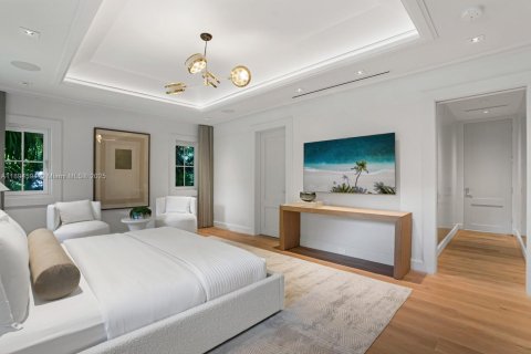 House in Miami, Florida 5 bedrooms, 379.13 sq.m. № 1951580 - photo 18