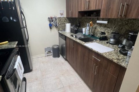 Condo in Pembroke Pines, Florida, 1 bedroom  № 1076440 - photo 2