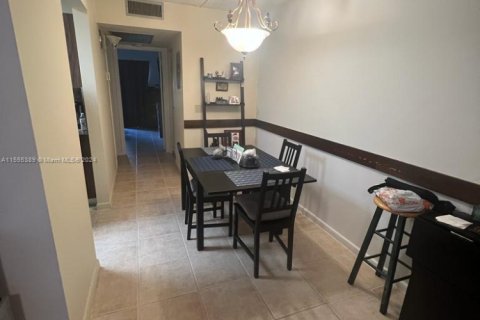 Condo in Pembroke Pines, Florida, 1 bedroom  № 1076440 - photo 4