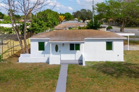 Дом в Майами, Флорида 4 спальни, 79.06м2 № 2033482