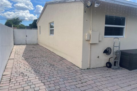 Casa en venta en Miami, Florida, 3 dormitorios, 141.4 m2 № 1929498 - foto 10