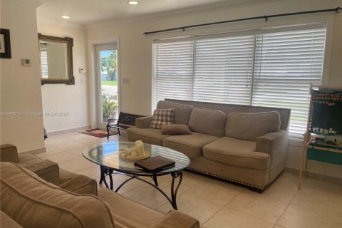 Casa en venta en Miami, Florida, 3 dormitorios, 141.4 m2 № 1929498 - foto 4