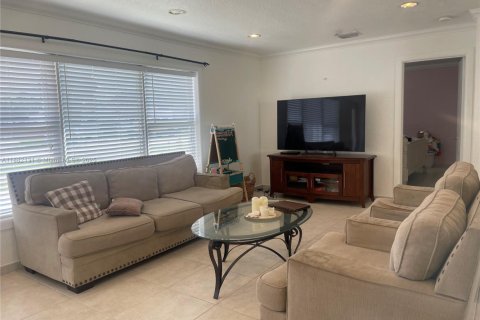 Casa en venta en Miami, Florida, 3 dormitorios, 141.4 m2 № 1929498 - foto 5