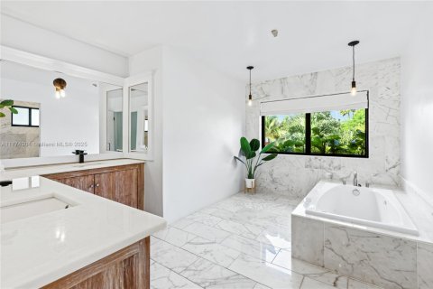 Casa en venta en Miami, Florida, 8 dormitorios, 435.8 m2 № 1731161 - foto 29