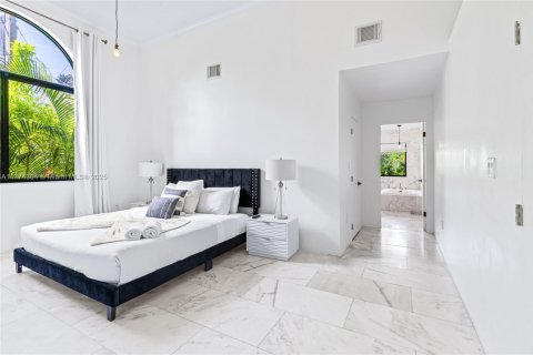 Casa en venta en Miami, Florida, 8 dormitorios, 435.8 m2 № 1731161 - foto 27