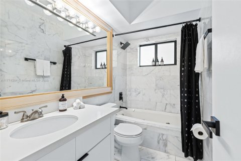 Casa en venta en Miami, Florida, 8 dormitorios, 435.8 m2 № 1731161 - foto 30