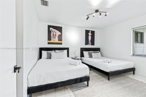 Casa en venta en Miami, Florida, 8 dormitorios, 435.8 m2 № 1731161 - foto 25