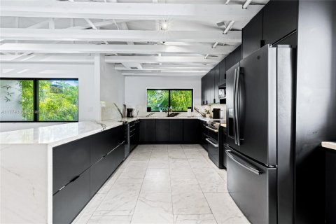 Casa en venta en Miami, Florida, 8 dormitorios, 435.8 m2 № 1731161 - foto 14