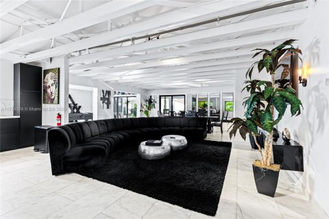 Casa en venta en Miami, Florida, 8 dormitorios, 435.8 m2 № 1731161 - foto 6