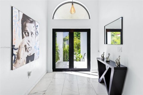 Casa en venta en Miami, Florida, 8 dormitorios, 435.8 m2 № 1731161 - foto 3