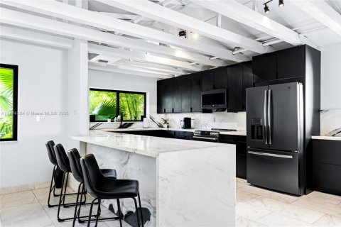 Casa en venta en Miami, Florida, 8 dormitorios, 435.8 m2 № 1731161 - foto 13