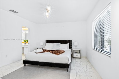 Casa en venta en Miami, Florida, 8 dormitorios, 435.8 m2 № 1731161 - foto 17