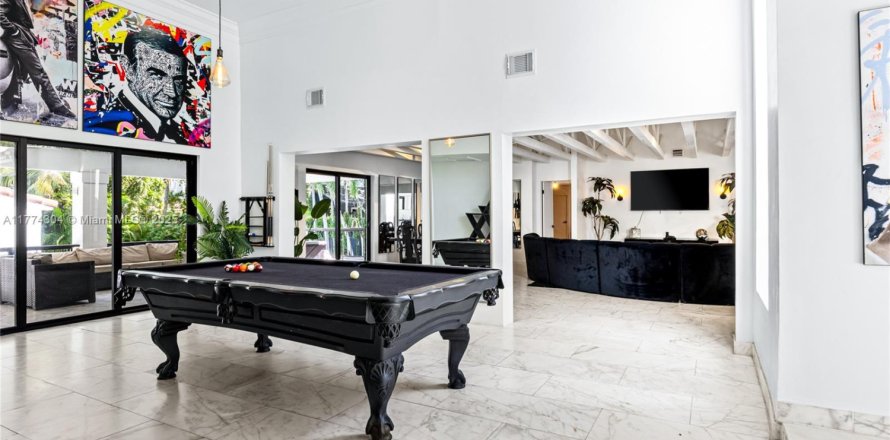 Casa en Miami, Florida 8 dormitorios, 435.8 m2 № 1731161