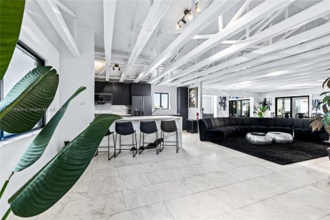 Casa en venta en Miami, Florida, 8 dormitorios, 435.8 m2 № 1731161 - foto 7