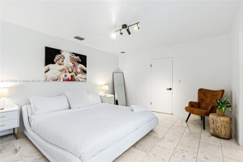 Casa en venta en Miami, Florida, 8 dormitorios, 435.8 m2 № 1731161 - foto 24