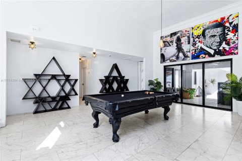 Casa en venta en Miami, Florida, 8 dormitorios, 435.8 m2 № 1731161 - foto 2