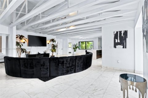 Casa en venta en Miami, Florida, 8 dormitorios, 435.8 m2 № 1731161 - foto 10