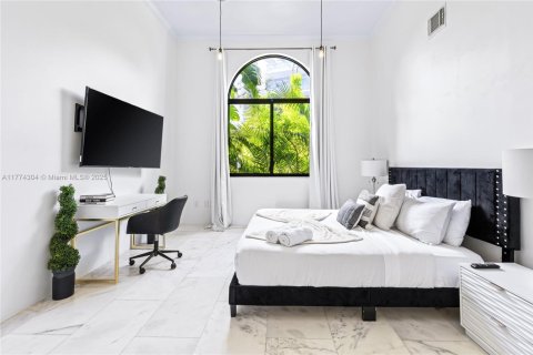 Casa en venta en Miami, Florida, 8 dormitorios, 435.8 m2 № 1731161 - foto 26