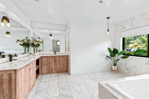 Casa en venta en Miami, Florida, 8 dormitorios, 435.8 m2 № 1731161 - foto 28