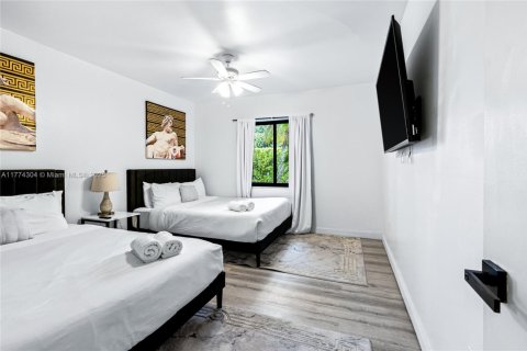 Casa en venta en Miami, Florida, 8 dormitorios, 435.8 m2 № 1731161 - foto 21