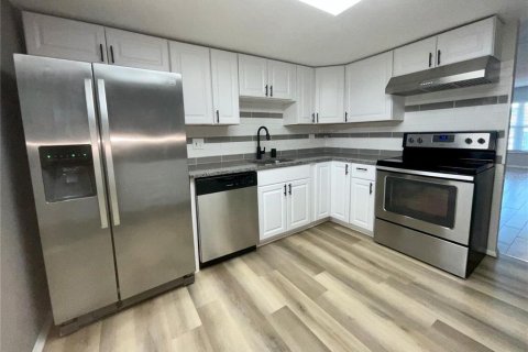Condo in Saint Petersburg, Florida, 2 bedrooms № 2098550 - photo 9