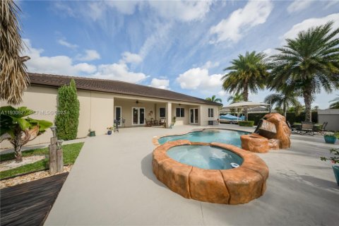 Купить виллу или дом в Хомстед, Флорида 4 спальни, 248.79м2, № 2035566 - фото 29