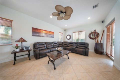 Купить виллу или дом в Хомстед, Флорида 4 спальни, 248.79м2, № 2035566 - фото 11