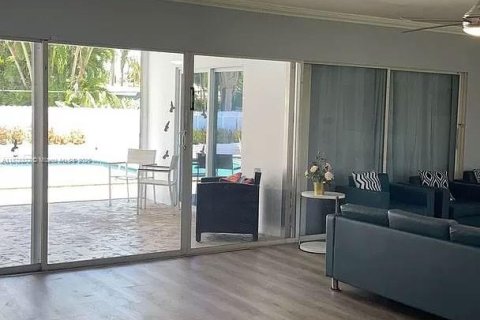 House in Hollywood, Florida 5 bedrooms, 335.38 sq.m. № 1923406 - photo 16