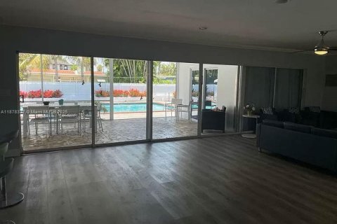 House in Hollywood, Florida 5 bedrooms, 335.38 sq.m. № 1923406 - photo 5