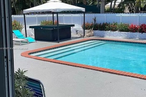 House in Hollywood, Florida 5 bedrooms, 335.38 sq.m. № 1923406 - photo 10