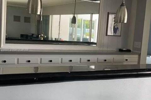 House in Hollywood, Florida 5 bedrooms, 335.38 sq.m. № 1923406 - photo 15