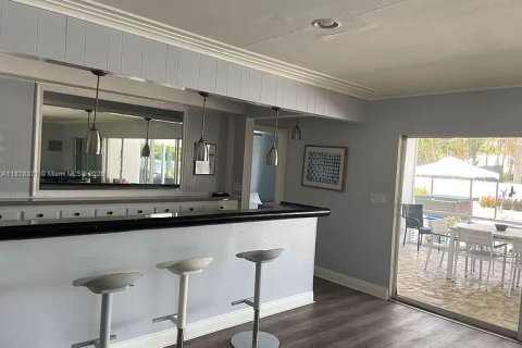 House in Hollywood, Florida 5 bedrooms, 335.38 sq.m. № 1923406 - photo 4