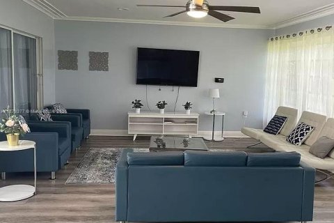 House in Hollywood, Florida 5 bedrooms, 335.38 sq.m. № 1923406 - photo 1