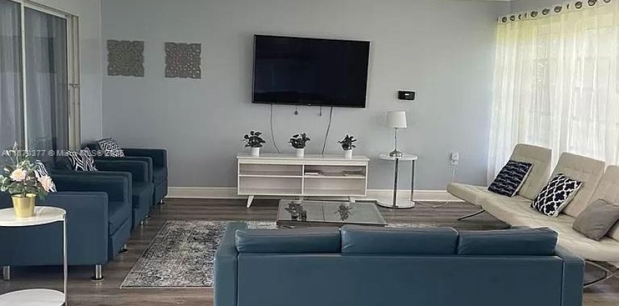 House in Hollywood, Florida 5 bedrooms, 335.38 sq.m. № 1923406