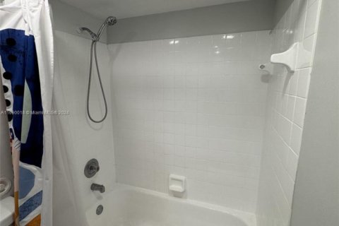 Condominio en venta en Hialeah, Florida, 2 dormitorios, 80.82 m2 № 1730284 - foto 15