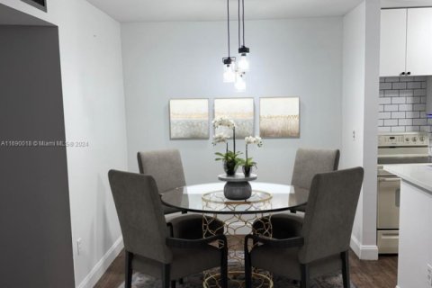 Condominio en venta en Hialeah, Florida, 2 dormitorios, 80.82 m2 № 1730284 - foto 8