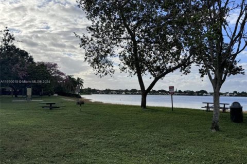 Condominio en venta en Hialeah, Florida, 2 dormitorios, 80.82 m2 № 1730284 - foto 27