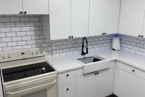 Condominio en venta en Hialeah, Florida, 2 dormitorios, 80.82 m2 № 1730284 - foto 10