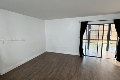 Condominio en venta en Hialeah, Florida, 2 dormitorios, 80.82 m2 № 1730284 - foto 7