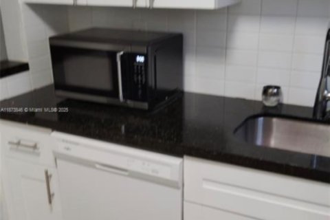 Villa ou maison à louer à Hallandale Beach, Floride: 2 chambres, 79.9 m2 № 1926083 - photo 9