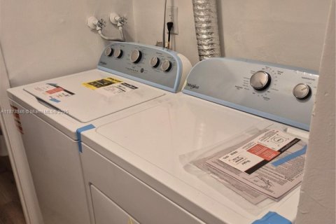 Villa ou maison à louer à Hallandale Beach, Floride: 2 chambres, 79.9 m2 № 1926083 - photo 18